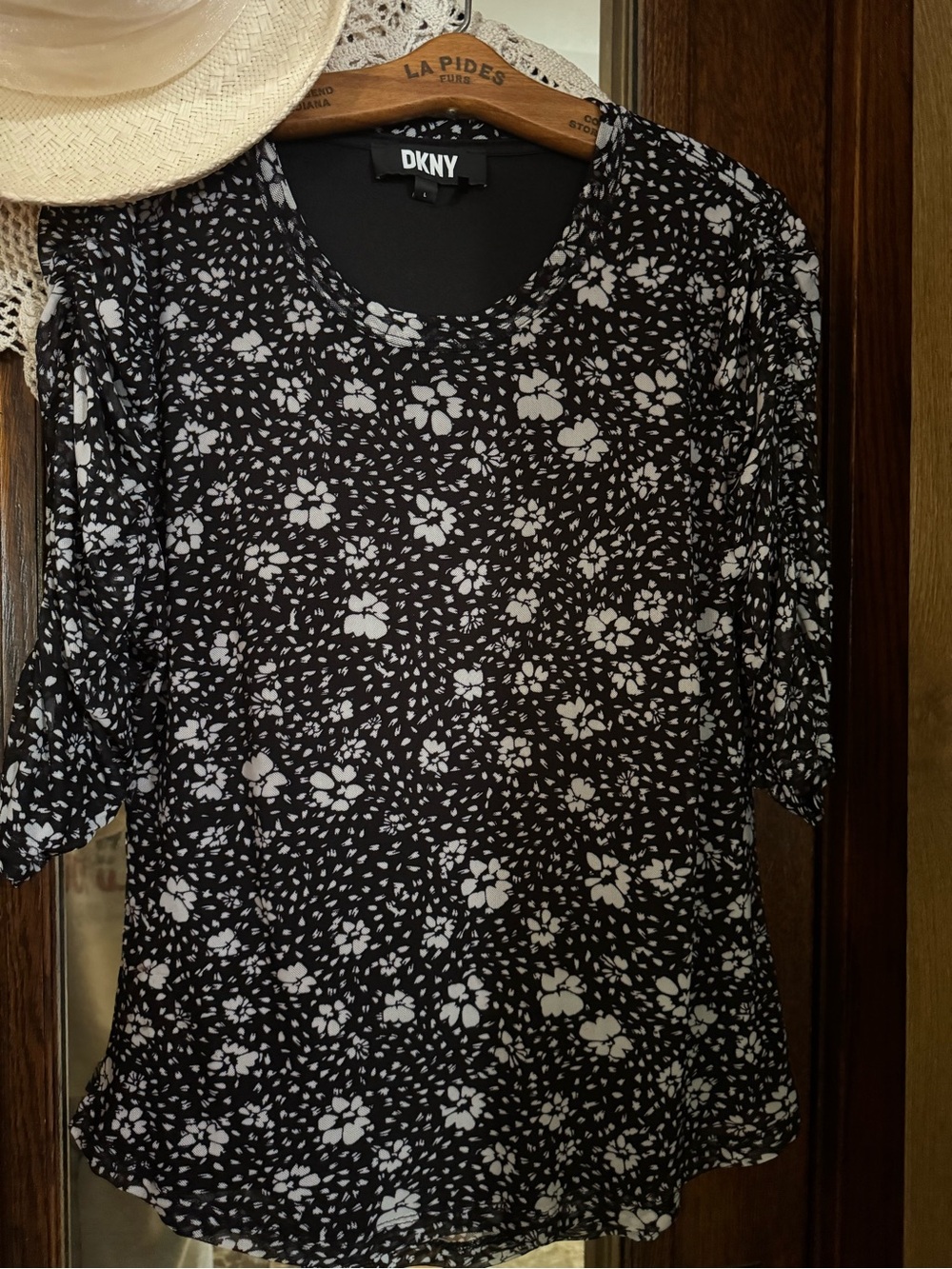 DKNY Black Short-Sleeve Floral Print Top Ruched Sleeves